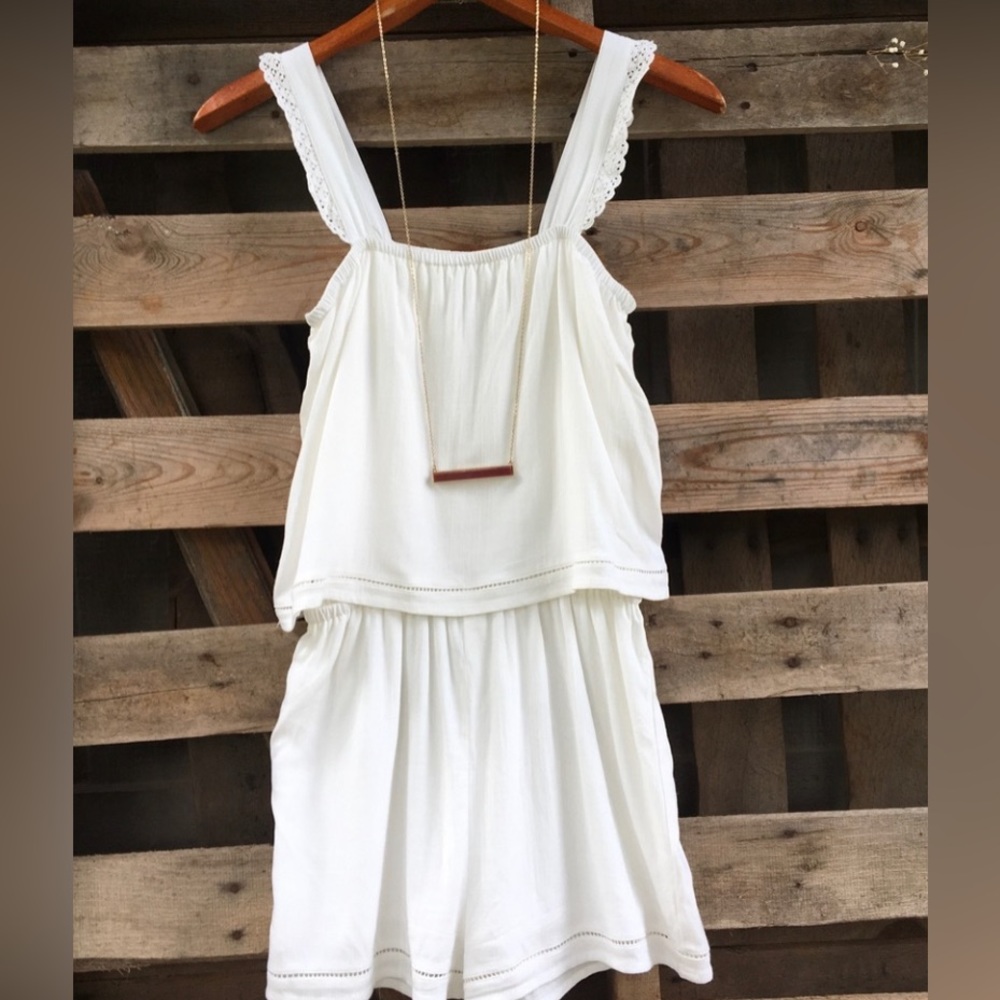 Francesca’s Alya white rayon lined romper size medium